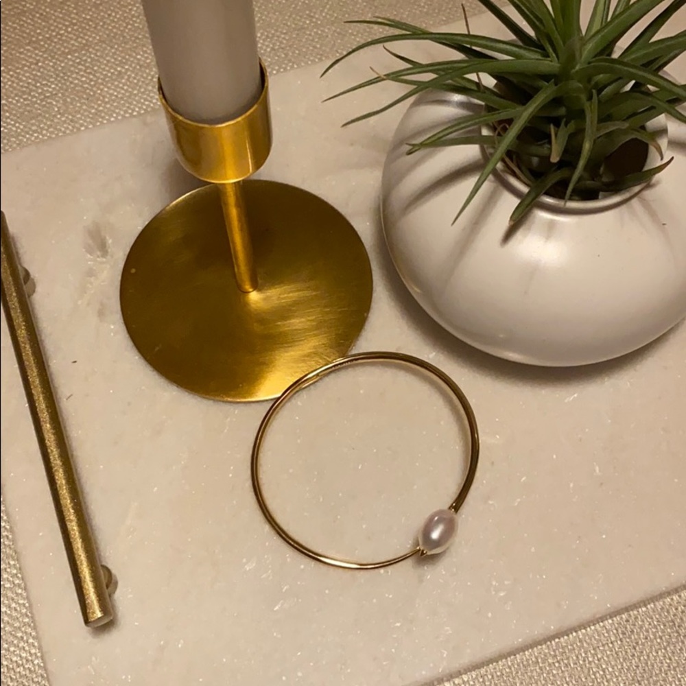 Gold bracelet with Pearl detail